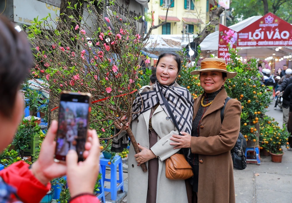 Rực rỡ sắc Xuân giữa lòng phố cổ - Ảnh 12.