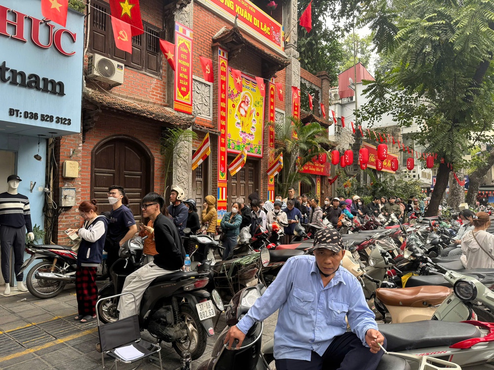 Người dân tấp nập xuống phố sắm Tết Bính Ngọ - Ảnh 6.