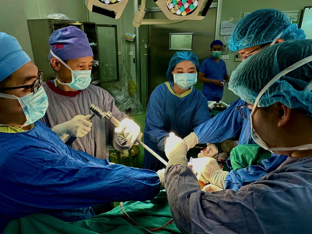 Cân não cứu sống cụ bà 83 tuổi đa chấn thương nặng do tai nạn sinh hoạt - Ảnh 1.