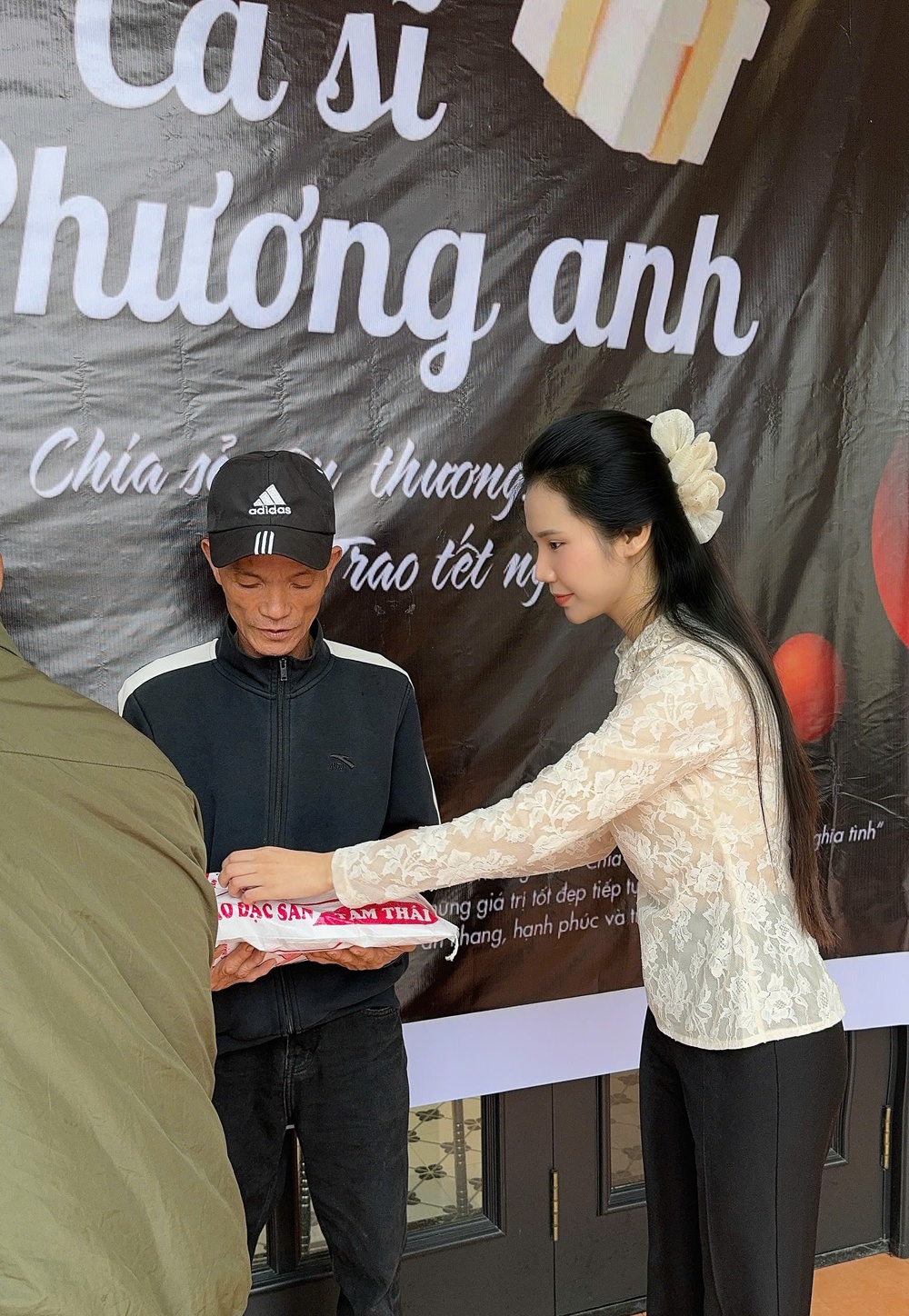 Nguyễn Phương Anh - Giải nhất "Tiếng hát Hà Nội 2025" mang Tết sớm đến quê nhà - Ảnh 3.