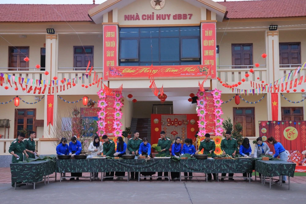 Giữ lửa tết trong doanh trại: Chiến sĩ quây quần gói bánh chưng đón xuân Bính Ngọ 2026 - Ảnh 1.