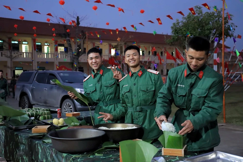 Giữ lửa tết trong doanh trại: Chiến sĩ quây quần gói bánh chưng đón xuân Bính Ngọ 2026 - Ảnh 2.