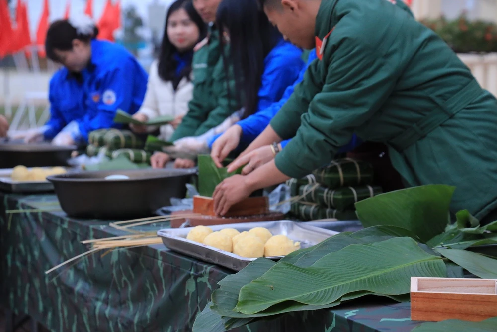 Giữ lửa tết trong doanh trại: Chiến sĩ quây quần gói bánh chưng đón xuân Bính Ngọ 2026 - Ảnh 4.