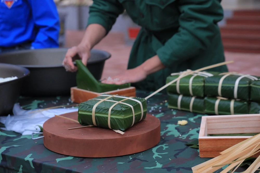 Giữ lửa tết trong doanh trại: Chiến sĩ quây quần gói bánh chưng đón xuân Bính Ngọ 2026 - Ảnh 5.