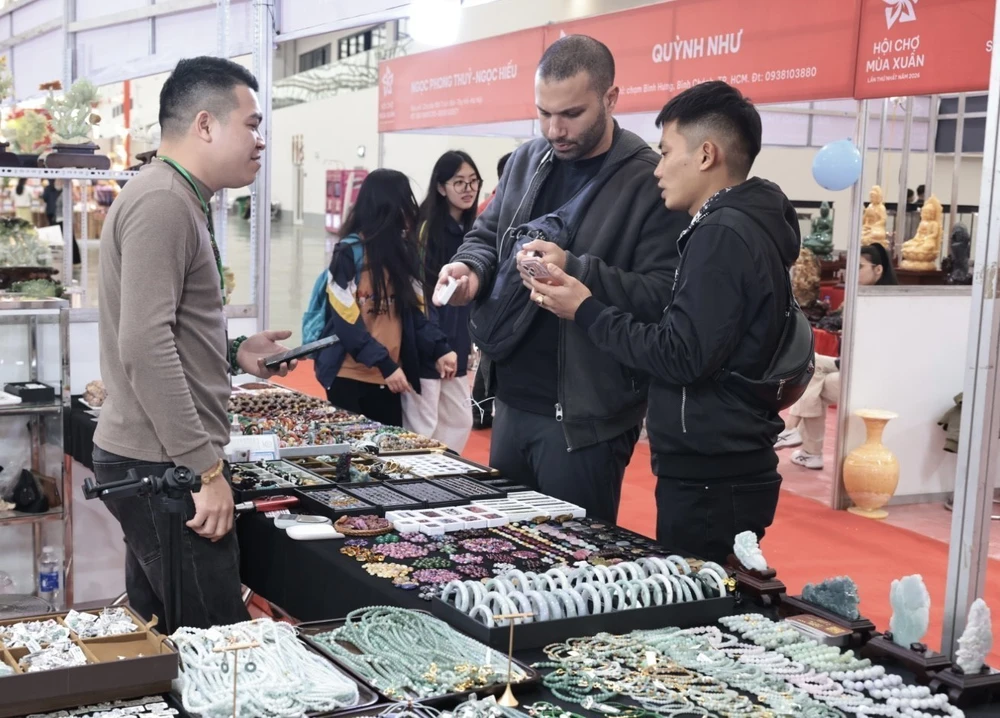 Hội chợ Mùa Xuân: Khách quốc tế ấn tượng về một Việt Nam giàu bản sắc, năng động - Ảnh 1.