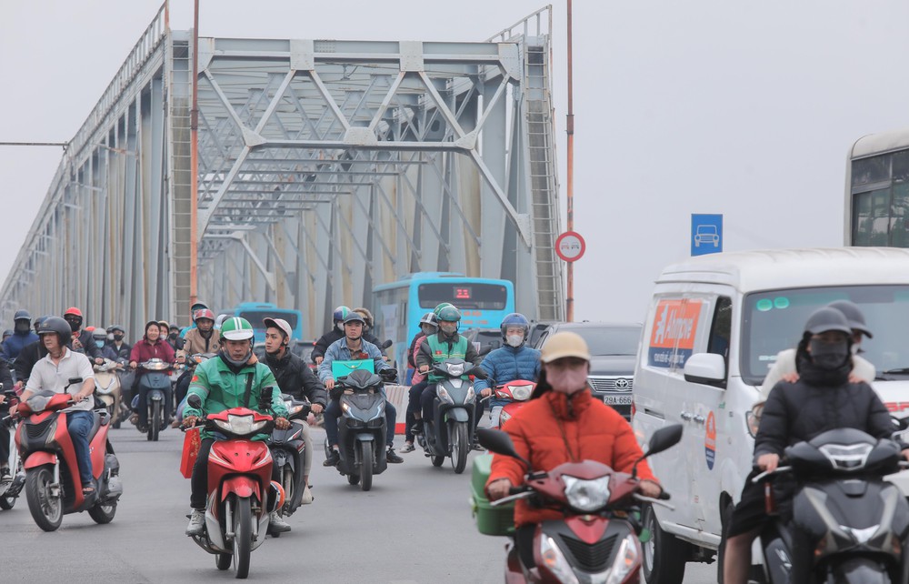 Người dân rời Hà Nội về quê đón Tết sớm, cửa ngõ Thủ đô đông kín - Ảnh 3.