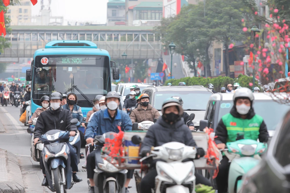 Người dân rời Hà Nội về quê đón Tết sớm, cửa ngõ Thủ đô đông kín - Ảnh 2.