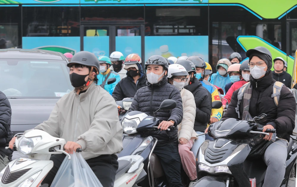 Người dân rời Hà Nội về quê đón Tết sớm, cửa ngõ Thủ đô đông kín - Ảnh 1.