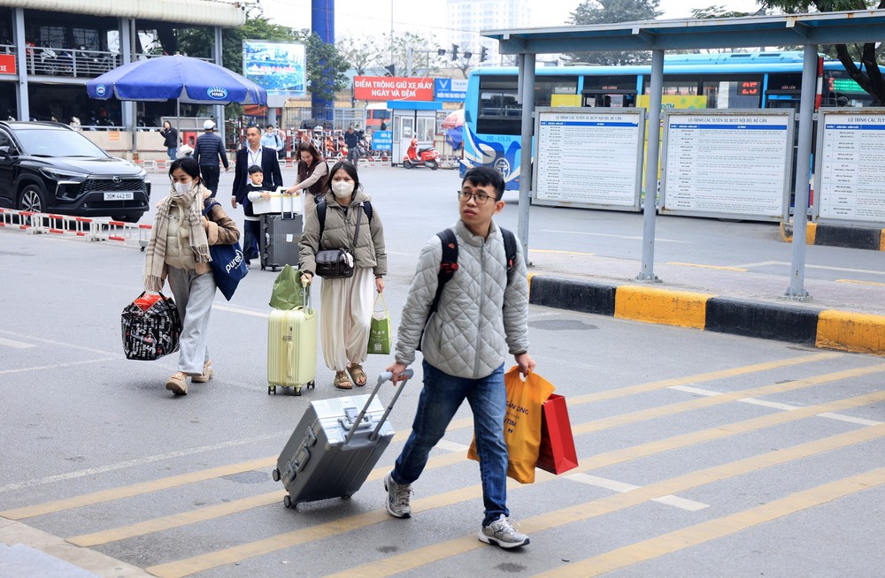 Hàng vạn người dân rời Hà Nội về quê đón Tết, giao thông ùn ứ cục bộ - Ảnh 2. Hàng vạn người dân rời Hà Nội về quê đón Tết, giao thông ùn ứ cục bộ - Ảnh 2.