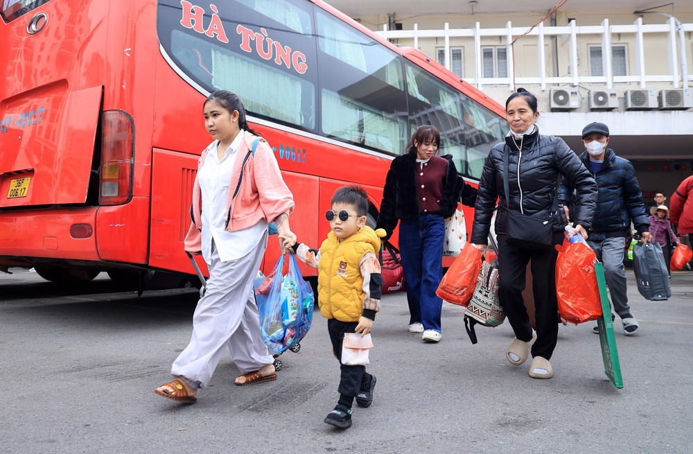 Hàng vạn người dân rời Hà Nội về quê đón Tết, giao thông ùn ứ cục bộ - Ảnh 1. Hàng vạn người dân rời Hà Nội về quê đón Tết, giao thông ùn ứ cục bộ - Ảnh 1.