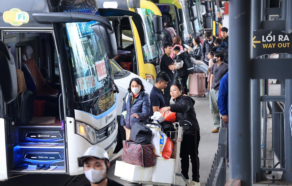 Hàng vạn người dân rời Hà Nội về quê đón Tết, giao thông ùn ứ cục bộ - Ảnh 3. Hàng vạn người dân rời Hà Nội về quê đón Tết, giao thông ùn ứ cục bộ - Ảnh 3.
