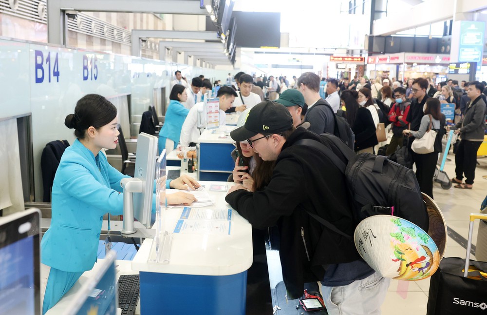 Sân bay Nội Bài đông nghẹt người trước kỳ nghỉ Tết Nguyên đán Bính Ngọ - Ảnh 4.