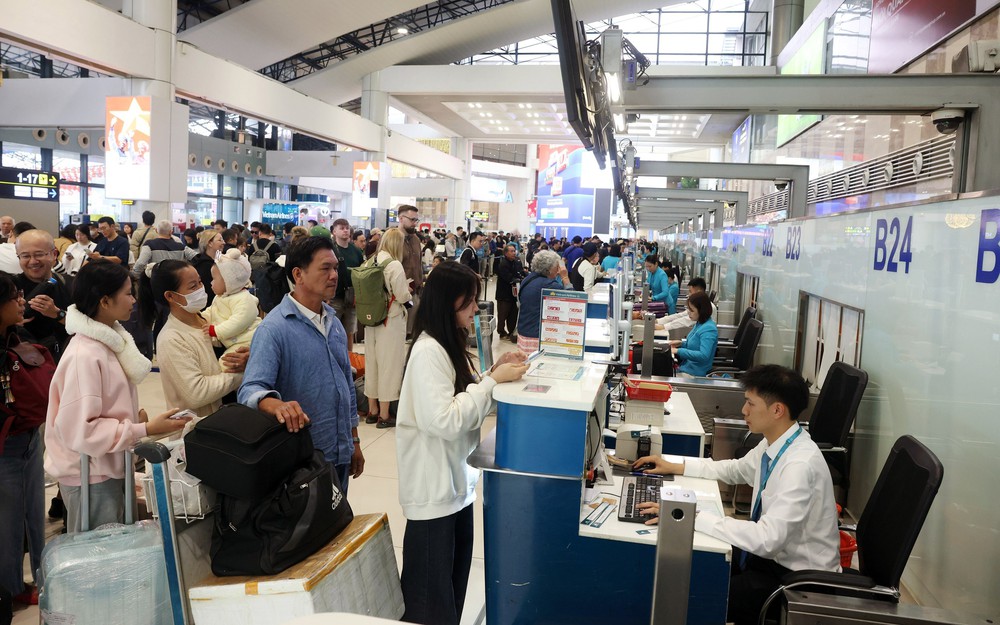 Sân bay Nội Bài đông nghẹt người trước kỳ nghỉ Tết Nguyên đán Bính Ngọ - Ảnh 3.