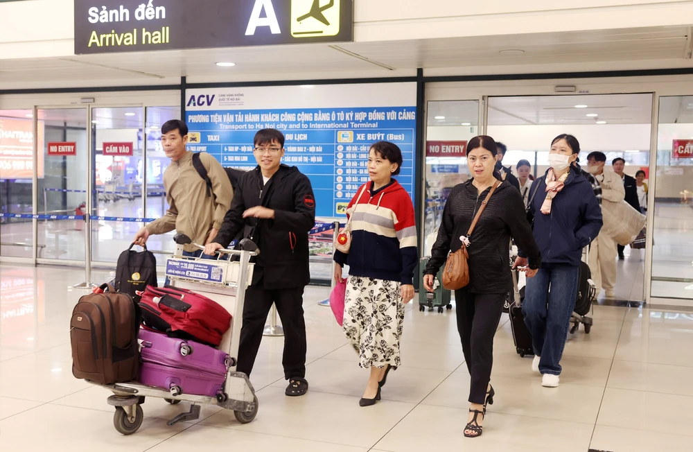 Sân bay Nội Bài đông nghẹt người trước kỳ nghỉ Tết Nguyên đán Bính Ngọ - Ảnh 7.