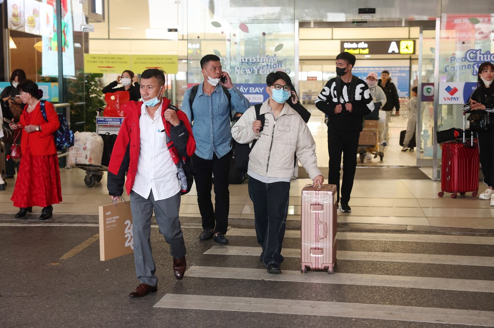 Sân bay Nội Bài đông nghẹt người trước kỳ nghỉ Tết Nguyên đán Bính Ngọ - Ảnh 11.