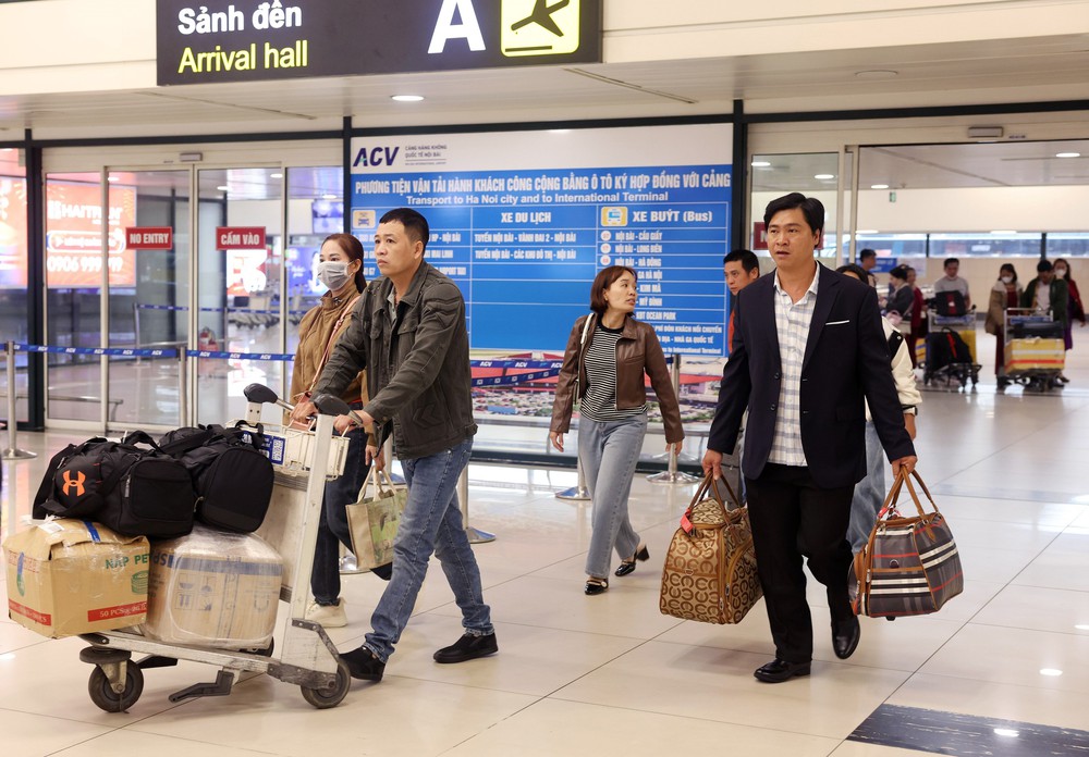 Sân bay Nội Bài đông nghẹt người trước kỳ nghỉ Tết Nguyên đán Bính Ngọ - Ảnh 10.