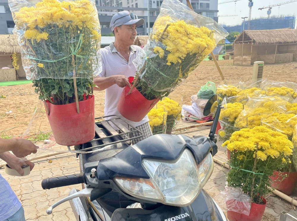 Cao điểm thị trường Tết, sức mua hoa không có nhiều đột biến - Ảnh 1.