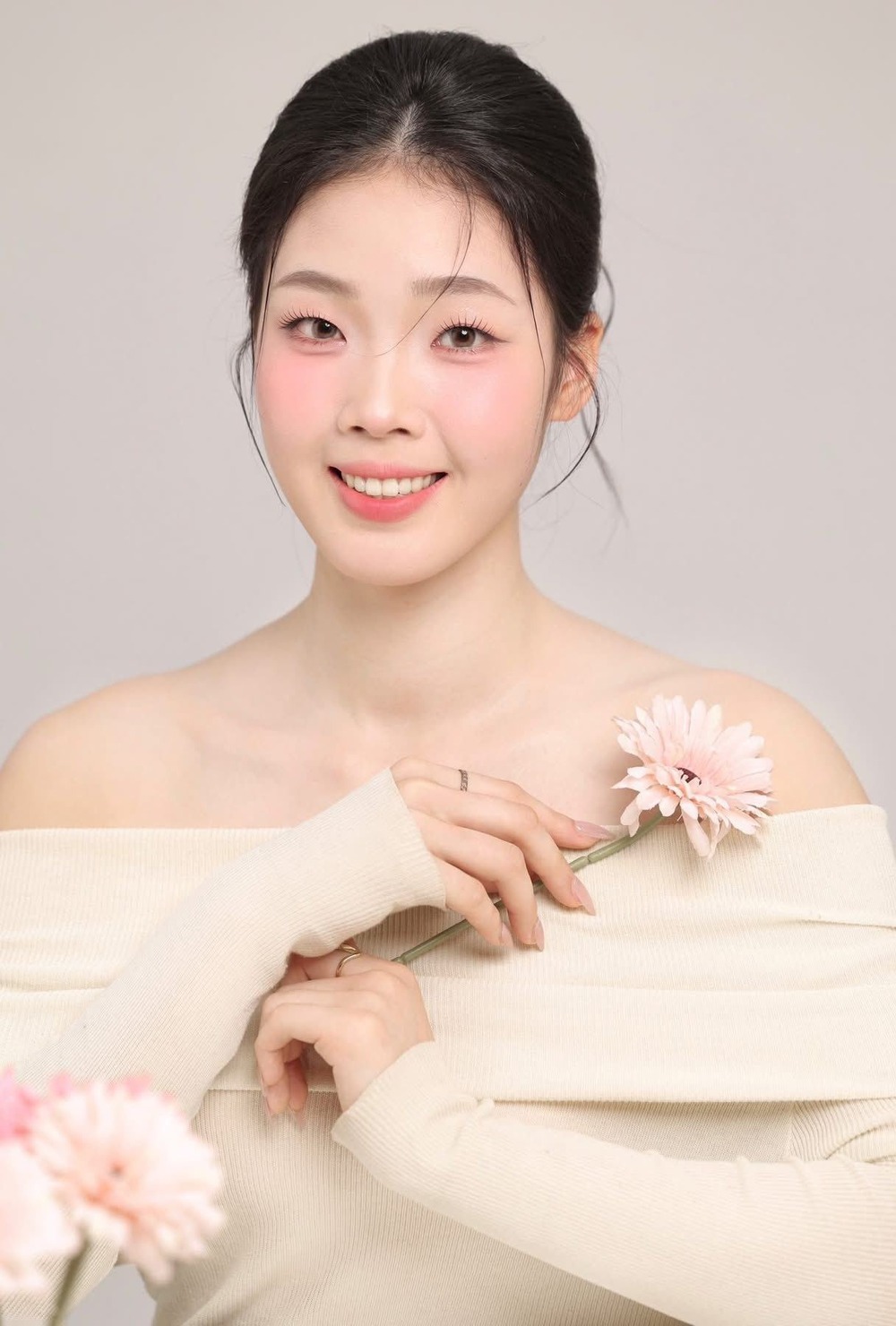 Phạm Quỳnh Hương - 'viên ngọc thô' của bóng chuyền Việt Nam tung bộ ảnh rạng rỡ đón tuổi 18 - Ảnh 1.