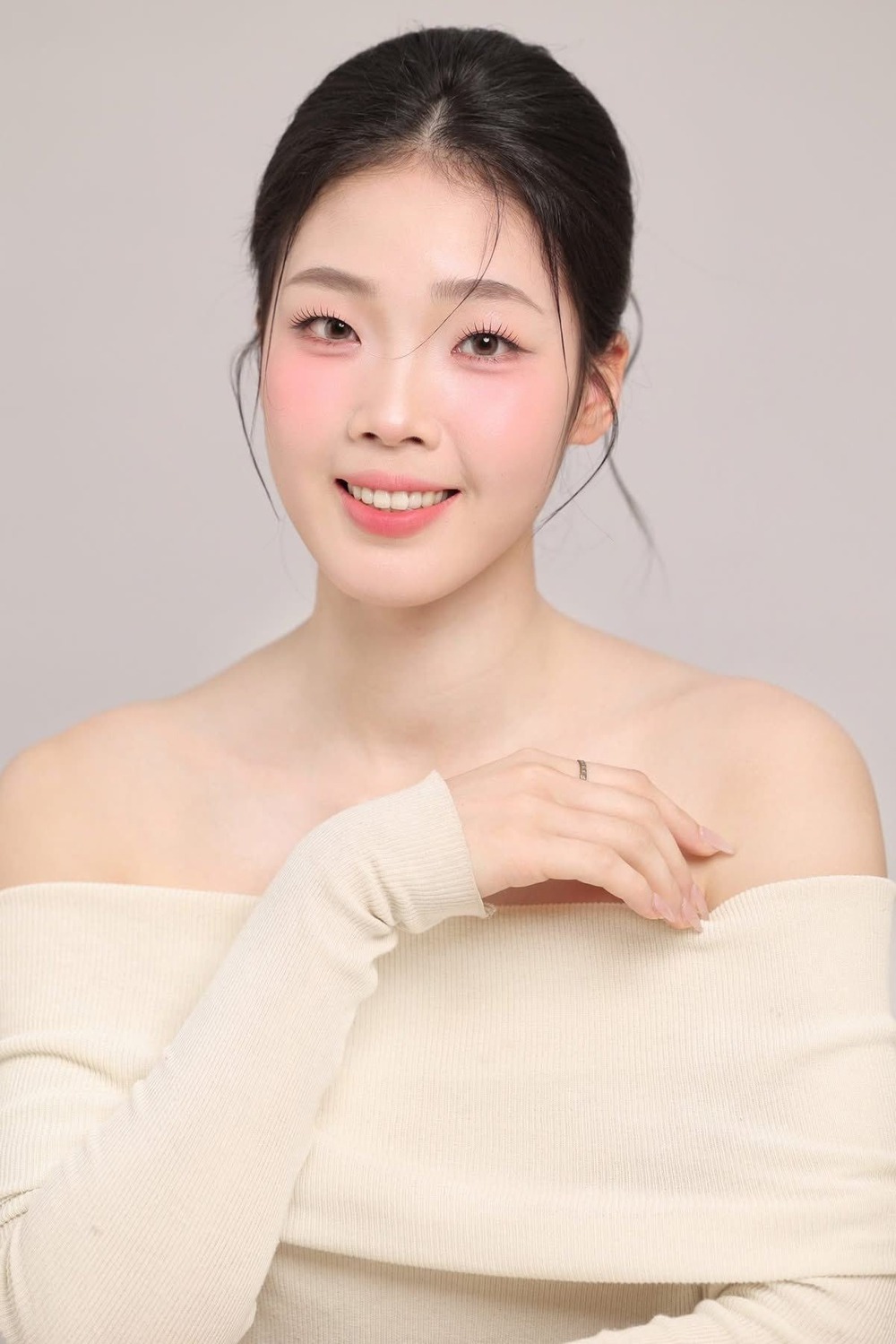 Phạm Quỳnh Hương - 'viên ngọc thô' của bóng chuyền Việt Nam tung bộ ảnh rạng rỡ đón tuổi 18 - Ảnh 2.