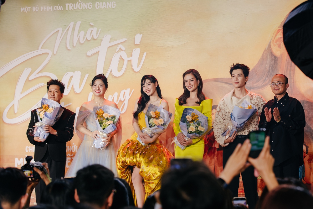 Dàn sao Việt đổ bộ thảm đỏ phim "Nhà ba tôi một phòng" - Ảnh 1.