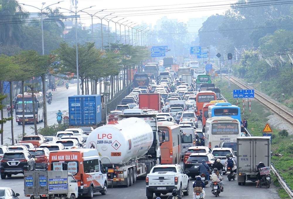 Ngày đầu nghỉ Tết Nguyên đán, trên 10 nghìn trường hợp vi phạm trật tự, an toàn giao thông bị xử lý - Ảnh 2.