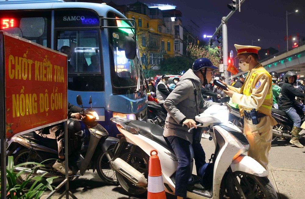 Ngày đầu nghỉ Tết Nguyên đán, trên 10 nghìn trường hợp vi phạm trật tự, an toàn giao thông bị xử lý - Ảnh 12.