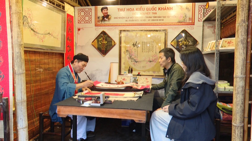 Câu đối chúc Tết các chiến sĩ ngoài hải đảo tại Hội chữ Xuân Bính Ngọ - Ảnh 1.