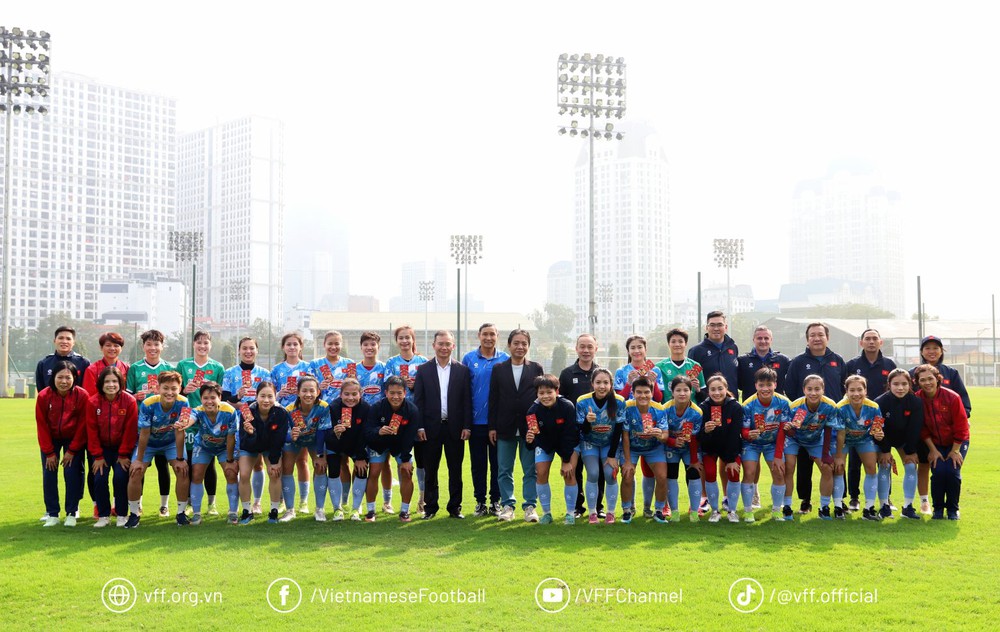 Lãnh đạo Bộ VH,TT&DL và Cục TDTT và VFF chúc Tết đội tuyển nữ Việt Nam - Ảnh 1.