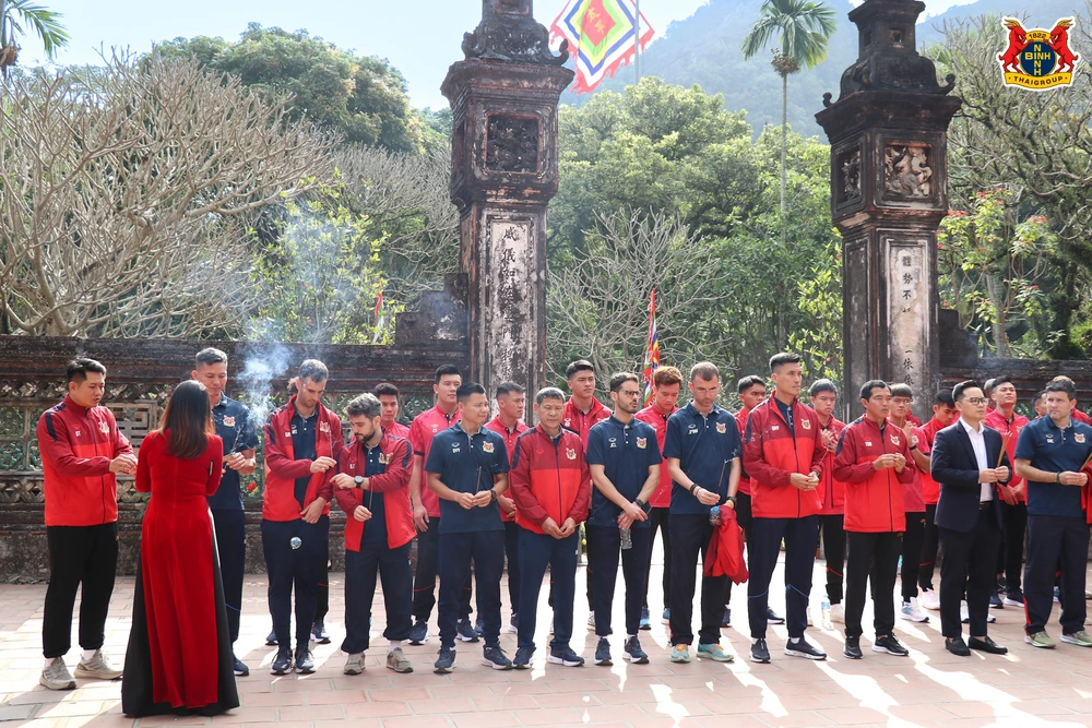Ninh Bình FC khởi động năm mới bằng lễ dâng hương đầy ý nghĩa - Ảnh 2.