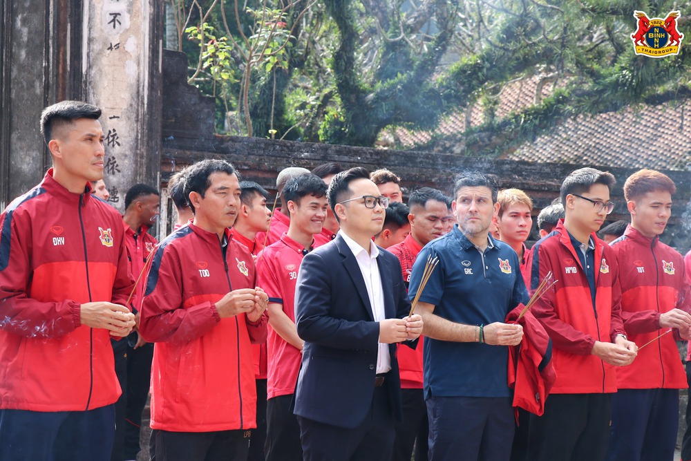 Ninh Bình FC khởi động năm mới bằng lễ dâng hương đầy ý nghĩa - Ảnh 3.