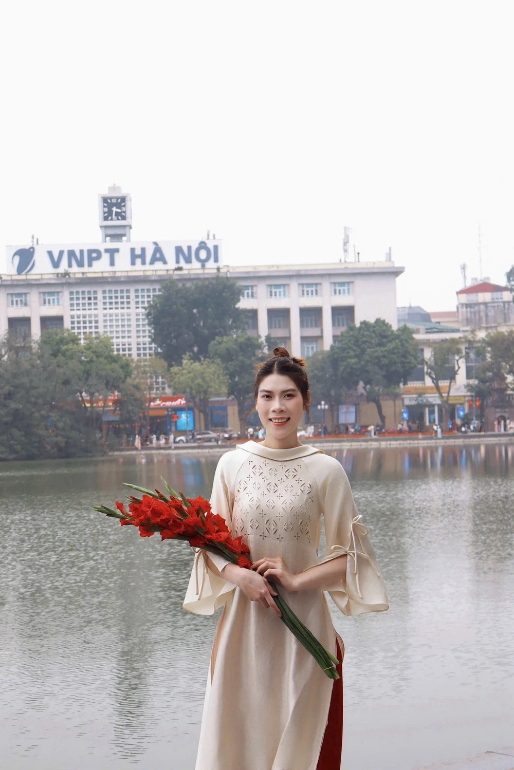 Hai 'bóng hồng' của bóng chuyền Việt Nam khoe sắc trong tà áo dài Tết - Ảnh 9.