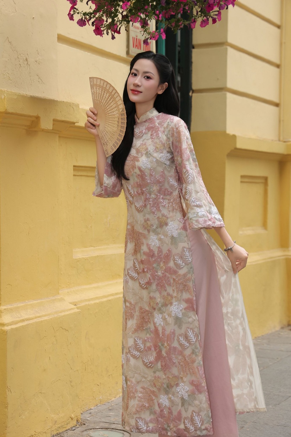 Hai 'bóng hồng' của bóng chuyền Việt Nam khoe sắc trong tà áo dài Tết - Ảnh 1.