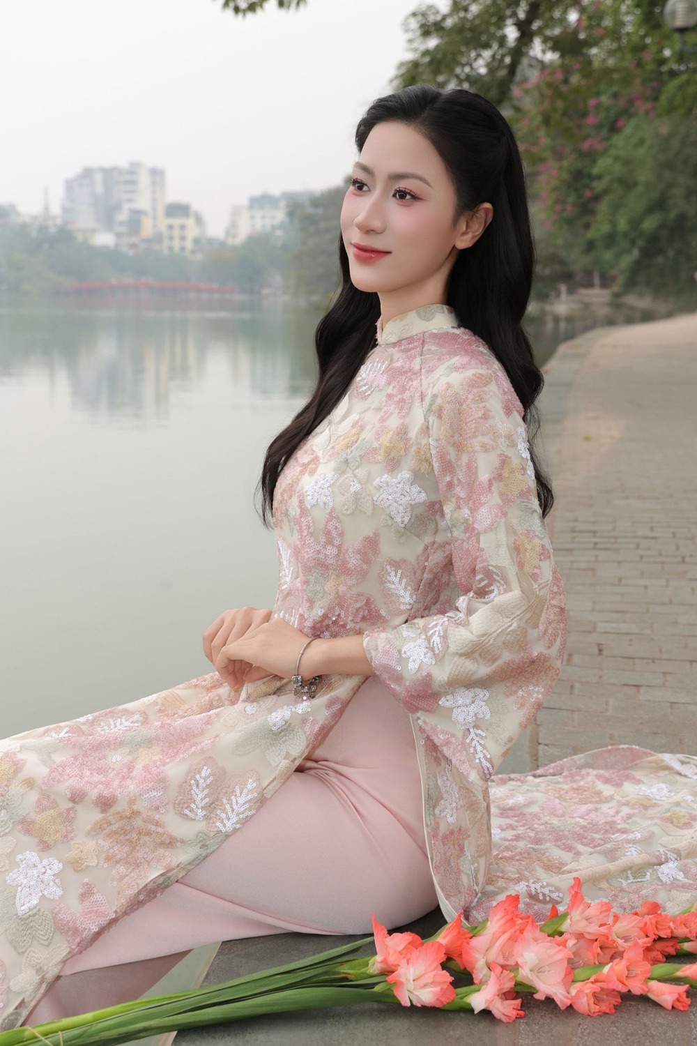 Hai 'bóng hồng' của bóng chuyền Việt Nam khoe sắc trong tà áo dài Tết - Ảnh 2.