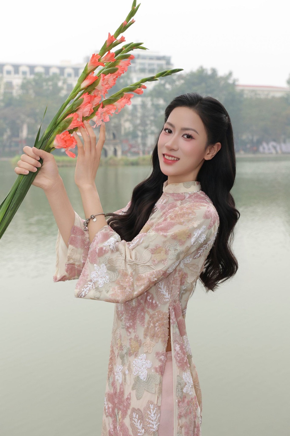 Hai 'bóng hồng' của bóng chuyền Việt Nam khoe sắc trong tà áo dài Tết - Ảnh 4.