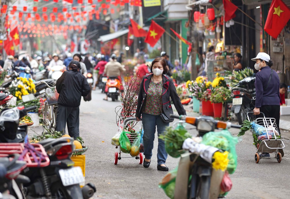 Hà Nội: Chợ truyền thống nhộn nhịp mua bán ngày cuối năm - Ảnh 13.