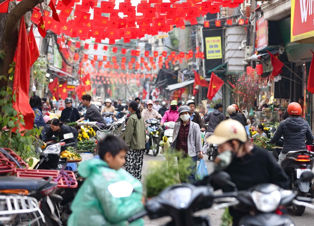 Hà Nội: Chợ truyền thống nhộn nhịp mua bán ngày cuối năm - Ảnh 1.