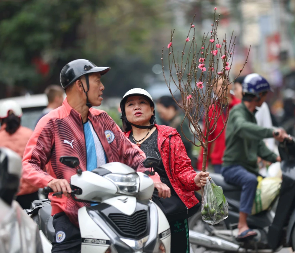 Hà Nội: Chợ truyền thống nhộn nhịp mua bán ngày cuối năm - Ảnh 6.