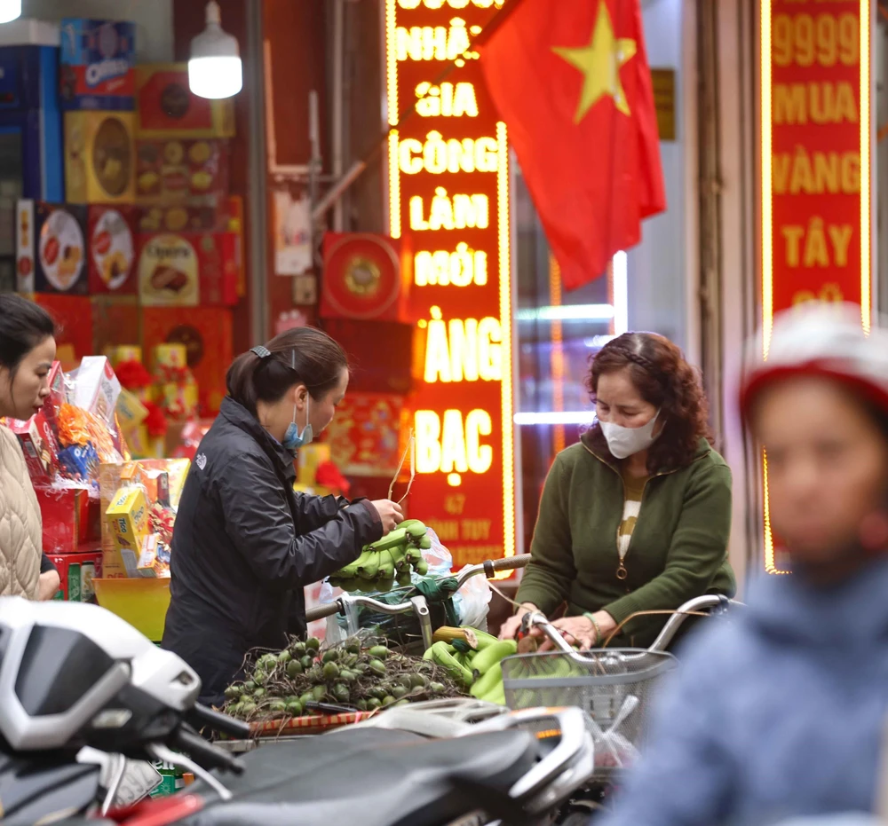 Hà Nội: Chợ truyền thống nhộn nhịp mua bán ngày cuối năm - Ảnh 9.