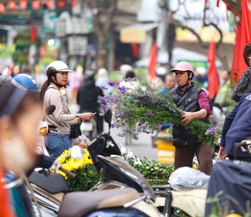 Hà Nội: Chợ truyền thống nhộn nhịp mua bán ngày cuối năm - Ảnh 4.