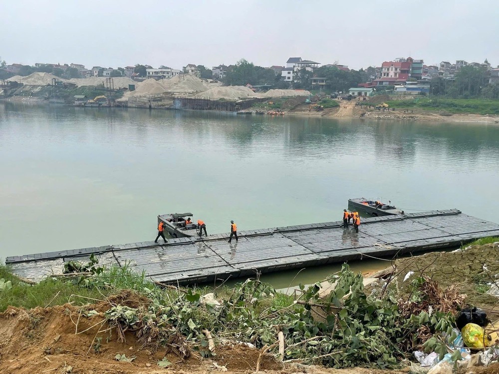 Khẩn trương lắp đặt cầu phao qua sông Lô phục vụ nhân dân đón Tết - Ảnh 3.