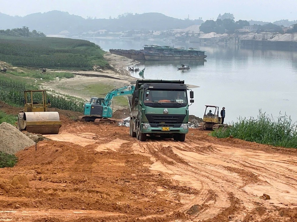 Khẩn trương lắp đặt cầu phao qua sông Lô phục vụ nhân dân đón Tết - Ảnh 6.