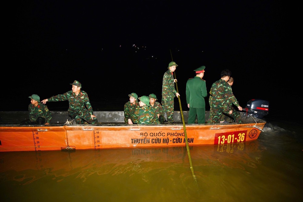 Khẩn trương lắp đặt cầu phao qua sông Lô phục vụ nhân dân đón Tết - Ảnh 5.