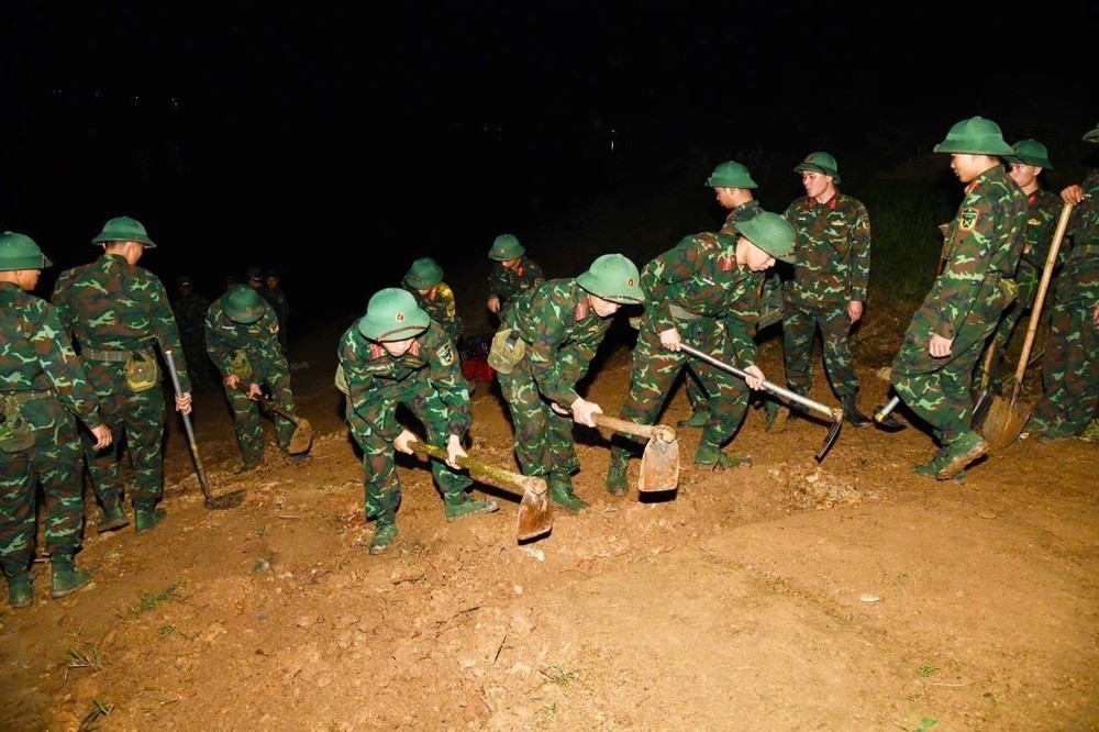 Khẩn trương lắp đặt cầu phao qua sông Lô phục vụ nhân dân đón Tết - Ảnh 4.