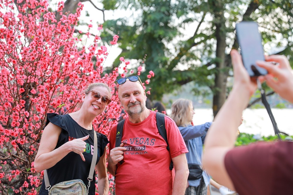 Tận hưởng không khí Tết sớm bên hồ Hoàn Kiếm - Ảnh 8.