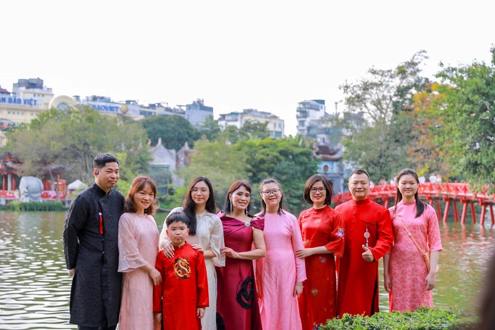 Tận hưởng không khí Tết sớm bên hồ Hoàn Kiếm - Ảnh 7.