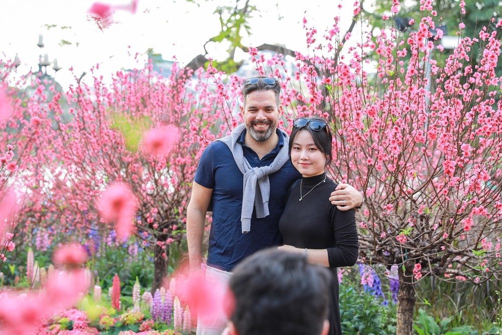 Tận hưởng không khí Tết sớm bên hồ Hoàn Kiếm - Ảnh 4.