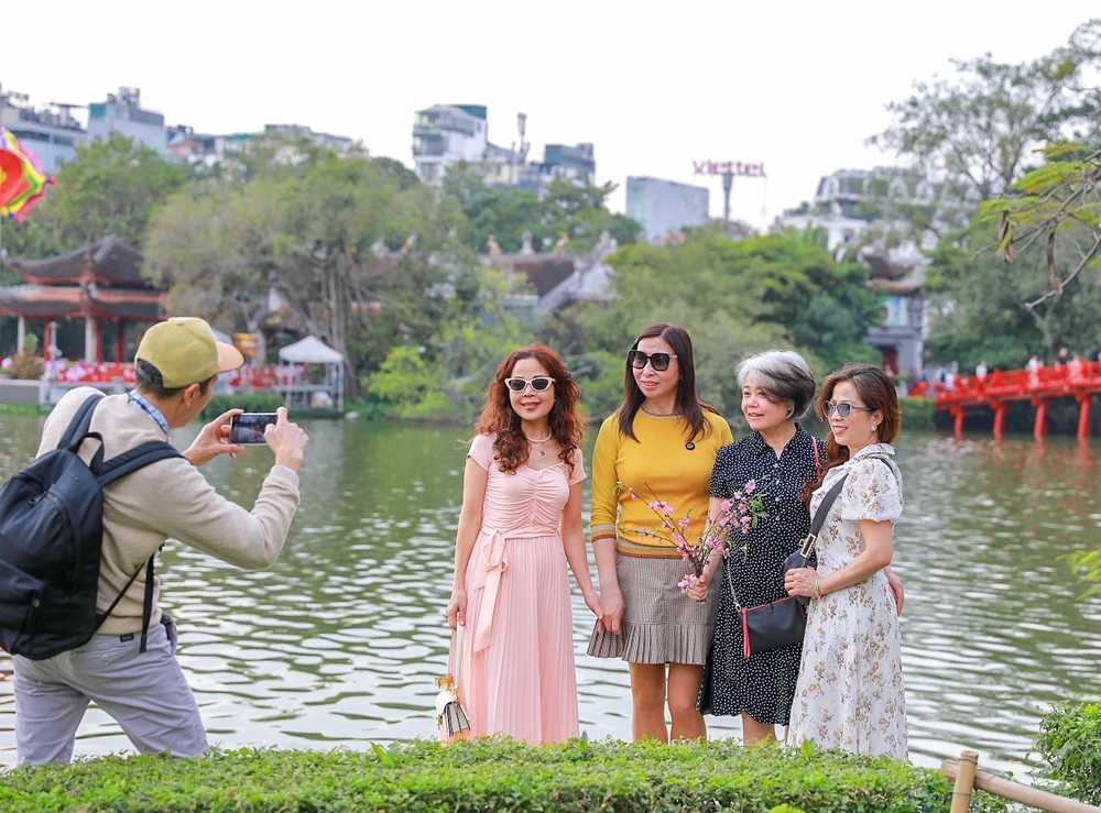 Tận hưởng không khí Tết sớm bên hồ Hoàn Kiếm - Ảnh 12.