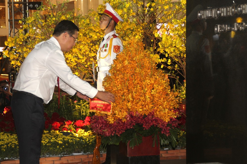 Đường hoa Nguyễn Huệ Tết Bính Ngọ đậm đà bản sắc Việt Nam, giàu tinh thần hội nhập - Ảnh 1.