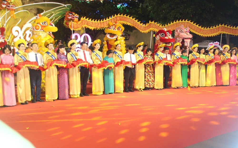 Đường hoa Nguyễn Huệ Tết Bính Ngọ đậm đà bản sắc Việt Nam, giàu tinh thần hội nhập - Ảnh 3.