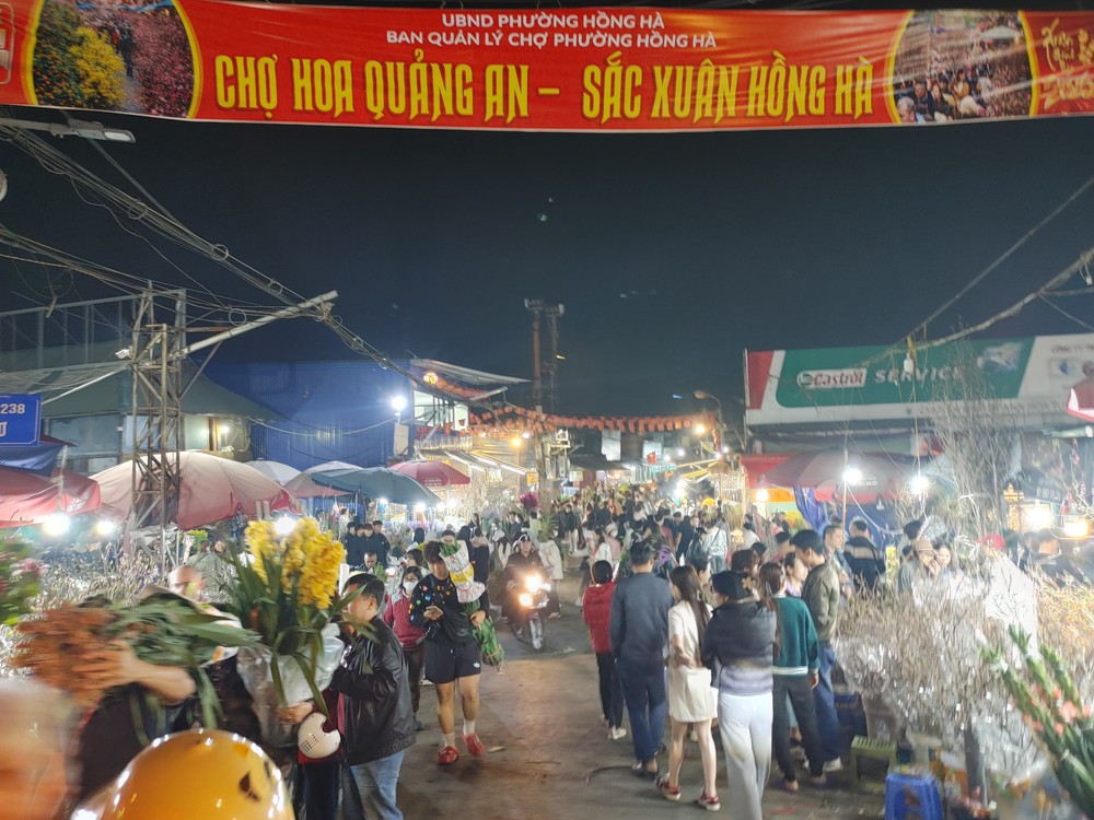 Đi chợ hoa đêm để được 'chạm' vào Tết - Ảnh 1.